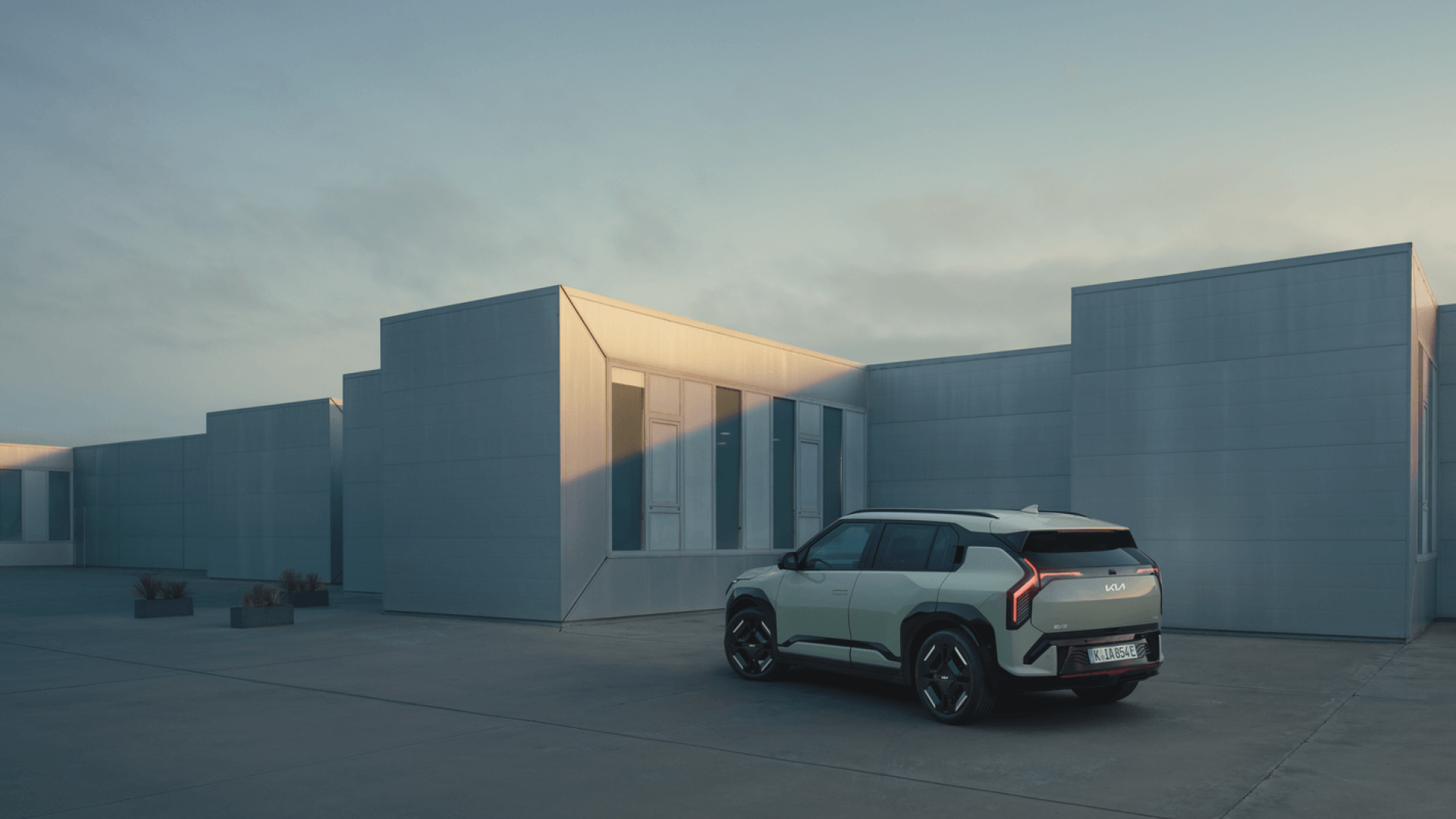 RHD_EV3_GTL_MY25_Image_Beauty_34Rear_ISO.png