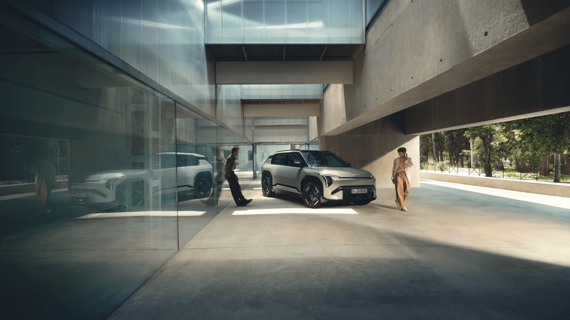 EV3_GTL_MY25_Key_Visual_Exterior_34Front_with_Talent_ISO.png