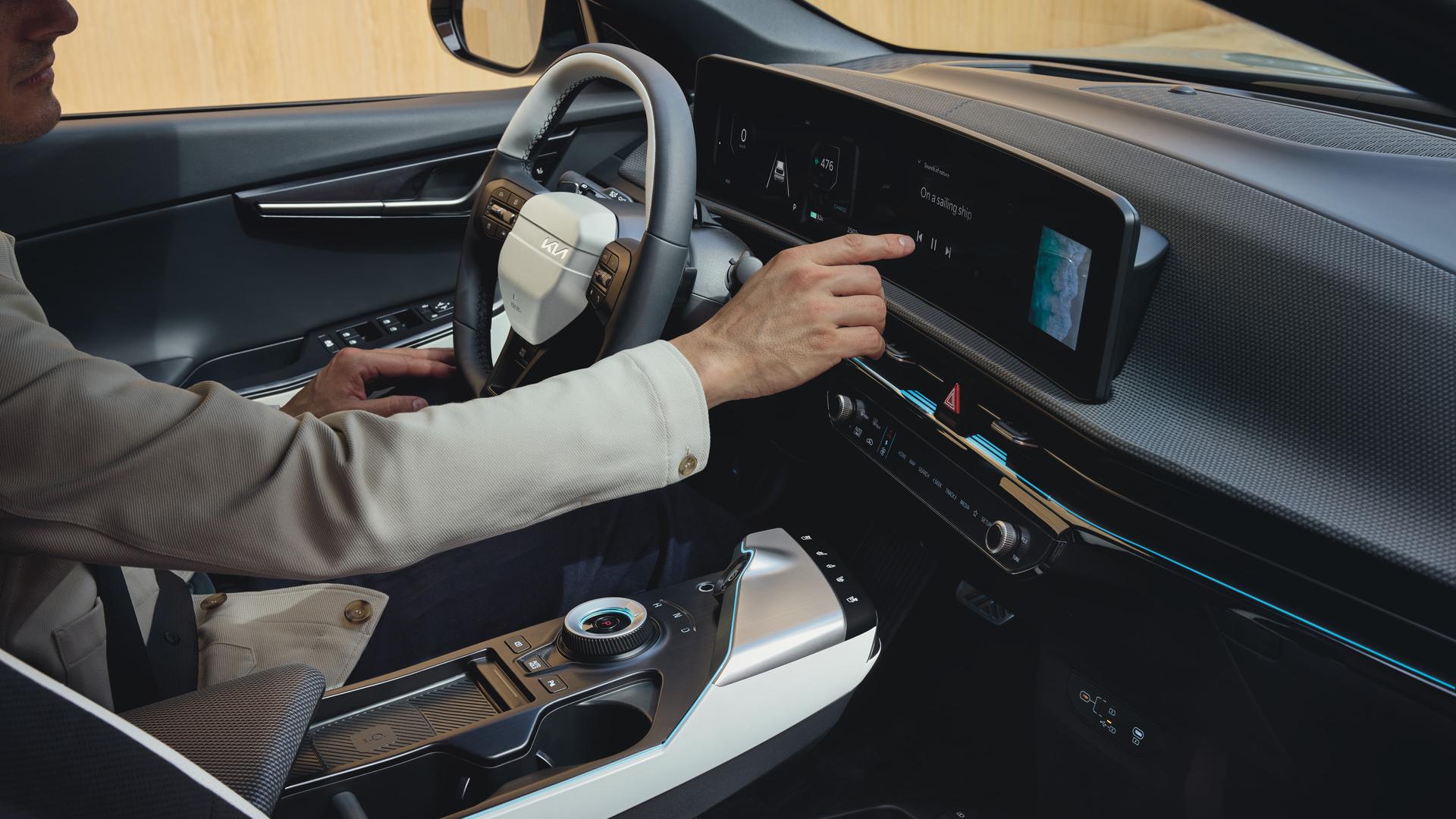 EV6_GTL_MY25_Interior_TriplePanoramicDisplay_Connectivity_with_Talent_CMYK.jpg