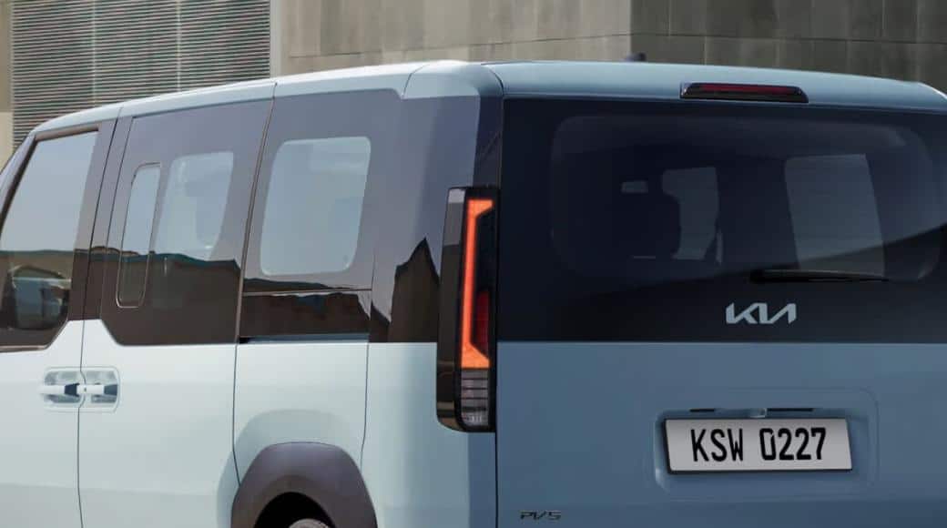 Parte trasera más amplia, silueta más estilizada.