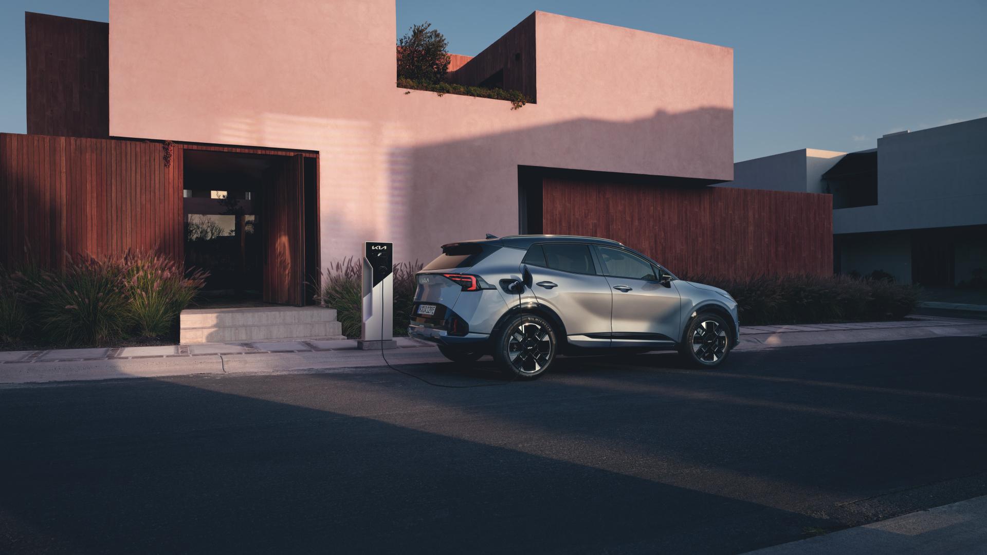 SPORTAGE_PHEV_GTL_MY26_BS_34 Rear_Charging_CMYK (1).jpg